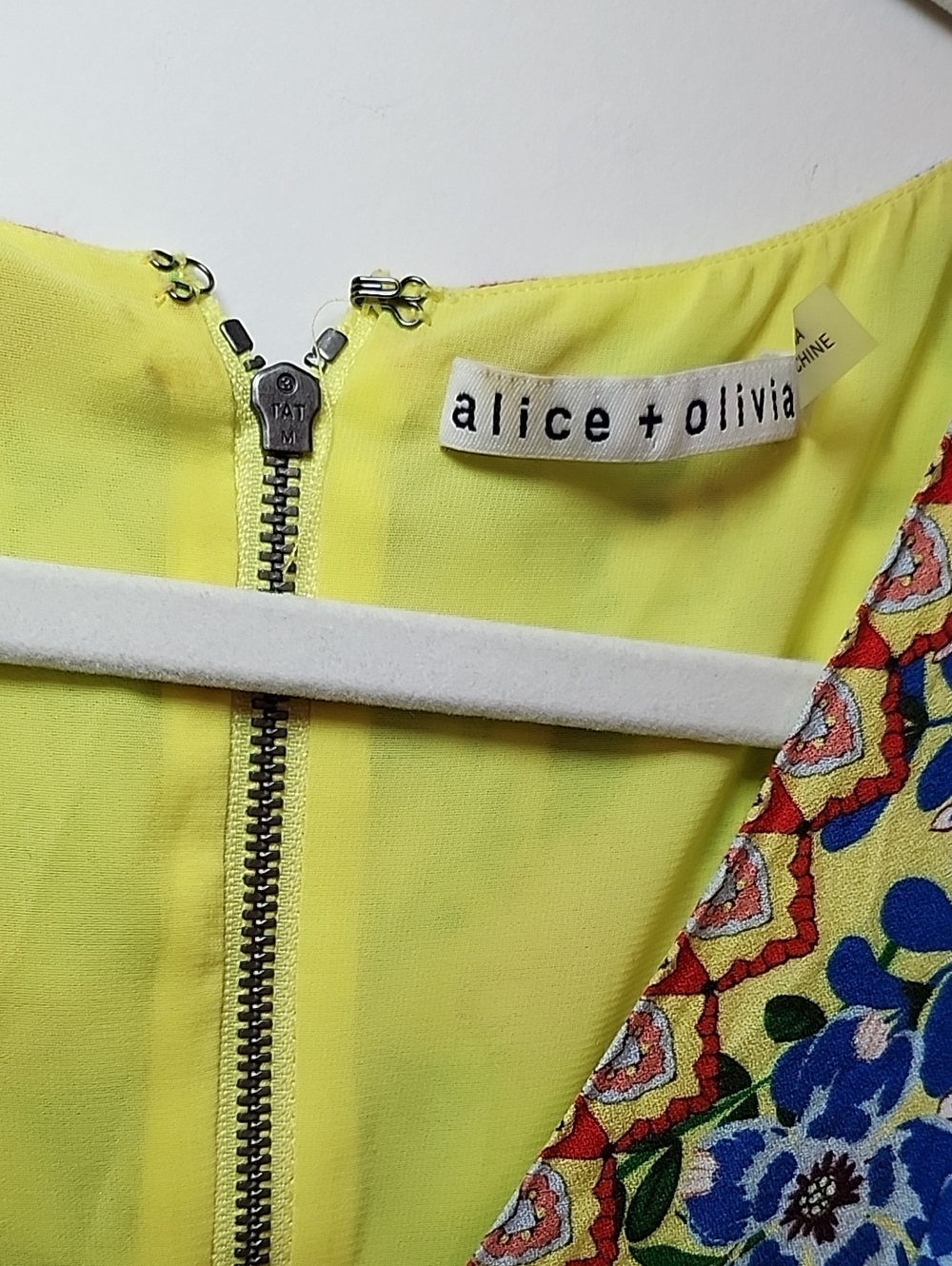 ALICE + OLIVIA Hadley Floral Mini Dress Women's Half Button V-neck Sz 4 - Picture 11 of 16